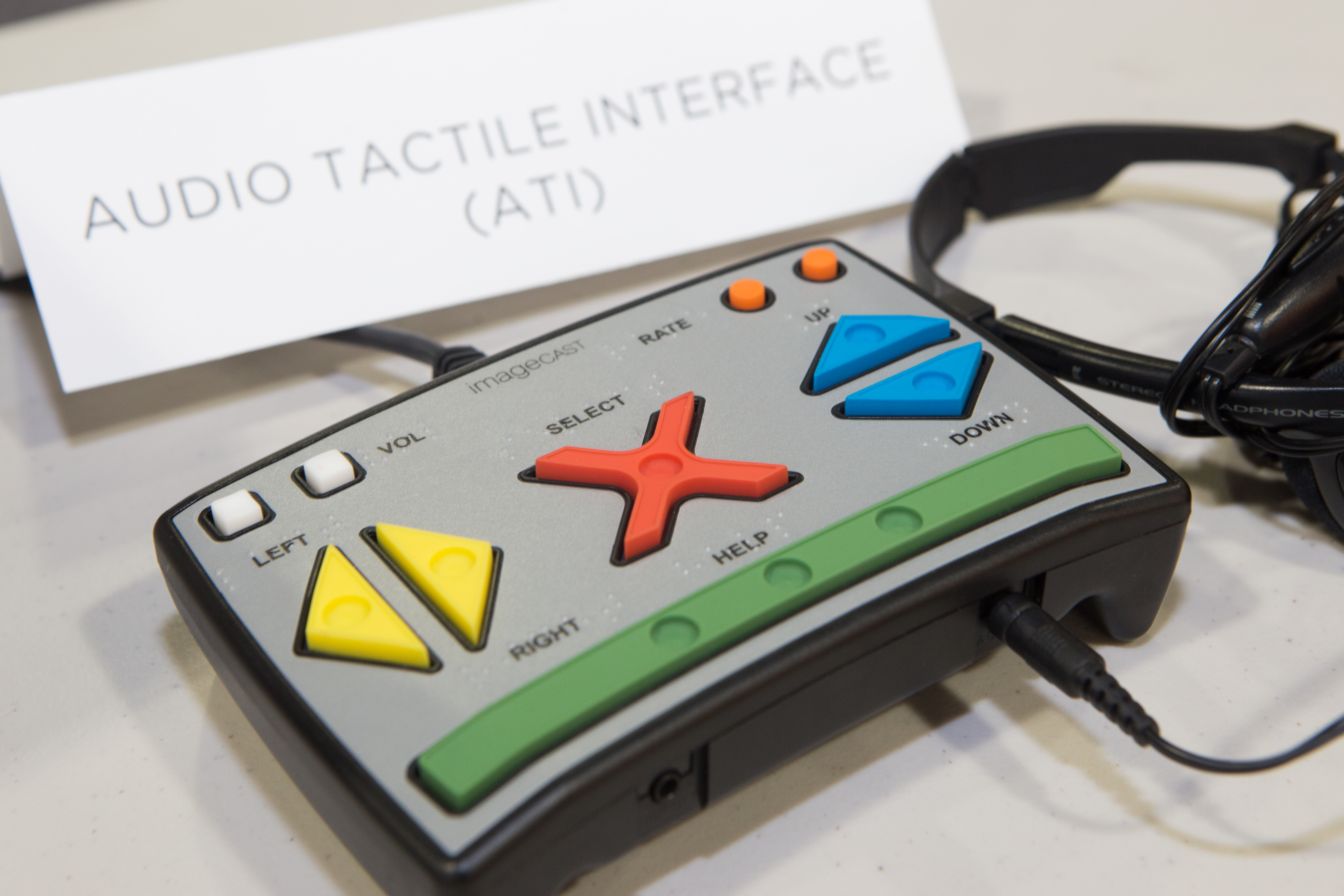 image de l'interface audio-tactile, un machine gris avec les boutons du couleurs divers 