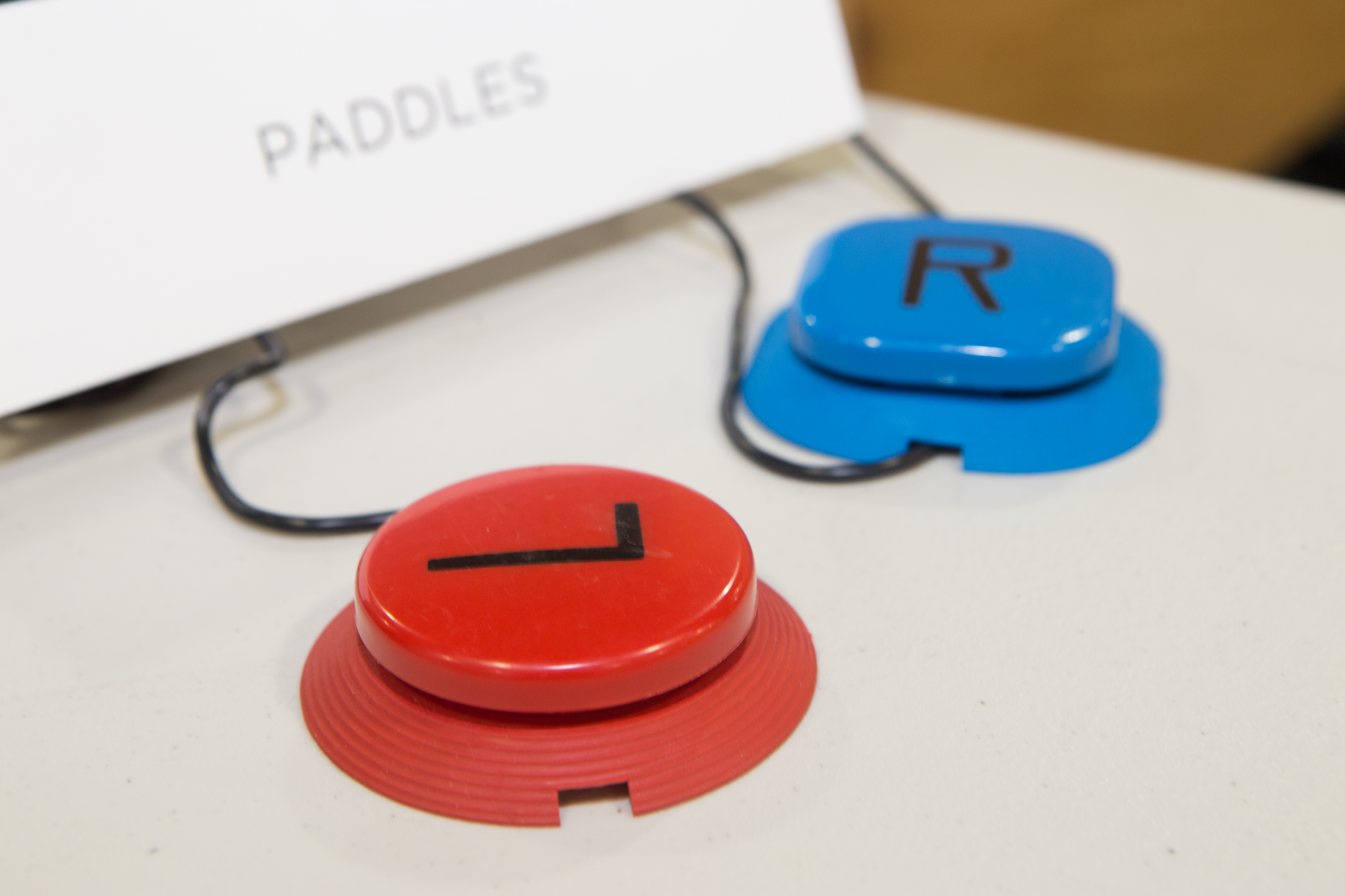 image d'un manette rouge avec la lettre L et un manette bleu avec la lettre R